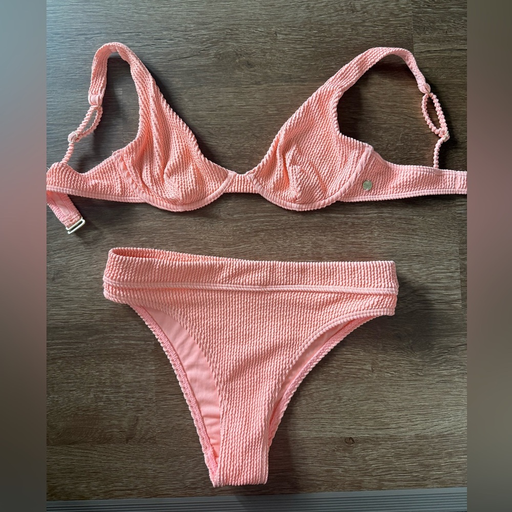 Billabong Pink/coral ribbed textured mid rise underwire bikini, medium